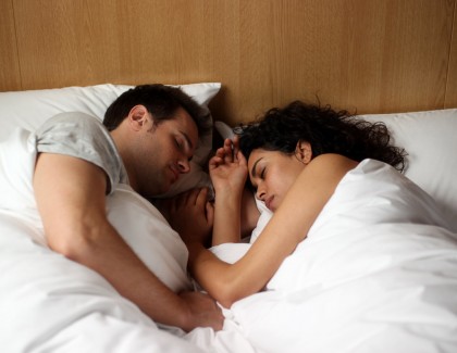 4 positions pour mieux dormir à deux
