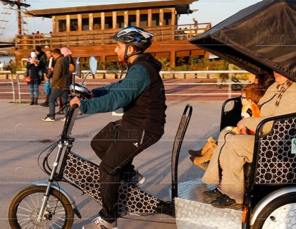 Des vélos-taxis dans les rues de Rabat