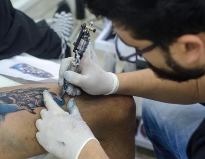 Fawez le tatoueur à l’Axone tattoo show